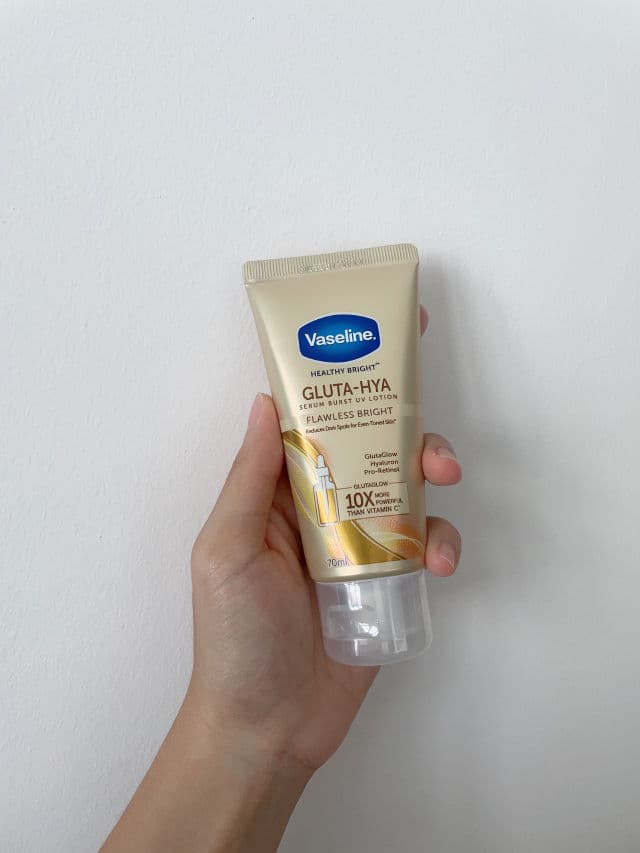 Vaseline Healthy Bright Gluta-Hya Serum Burst Lotion Dewy Radiance review photo by Jyying