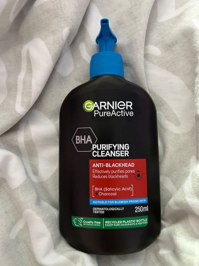 Garnier PureActive Charcoal Anti-Blackhead Cleansing Gel review photo by Tarny