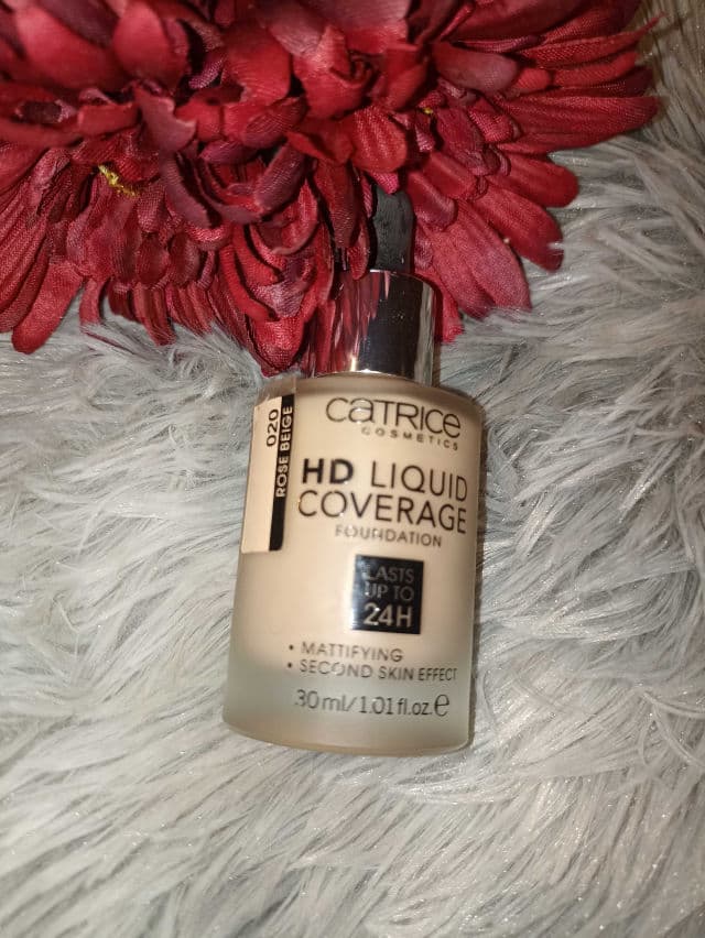 Catrice 002 Porcelain review photo by Webmiscompritas