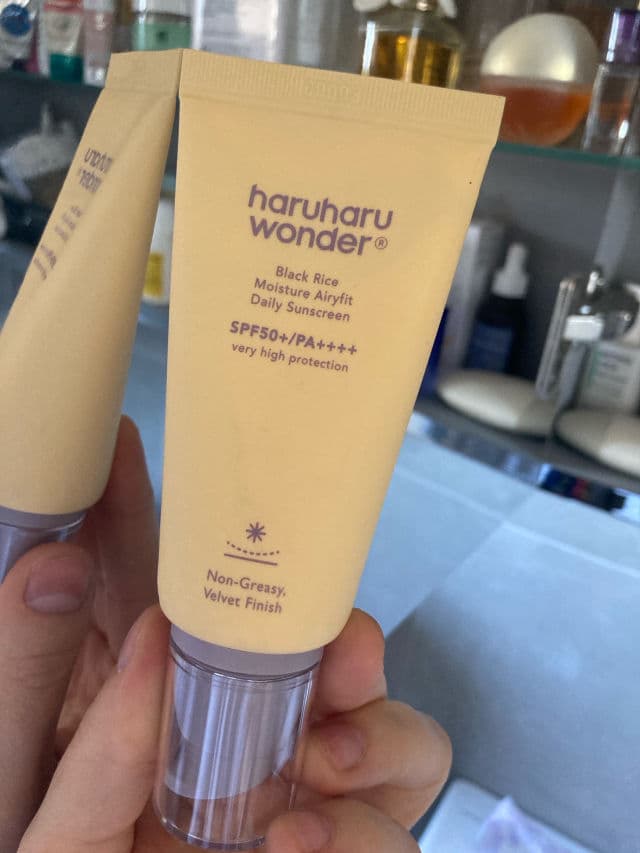 HaruHaru WONDER Black Rice Moisture Airyfit Sunscreen SPF50+/PA++++ review photo by karolinatriesbeauty