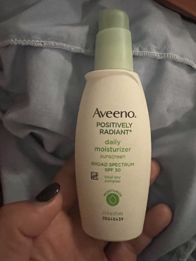 Aveeno Positively Radiant Sheer Daily Moisturizer SPF 30 review photo by jacquiebabi