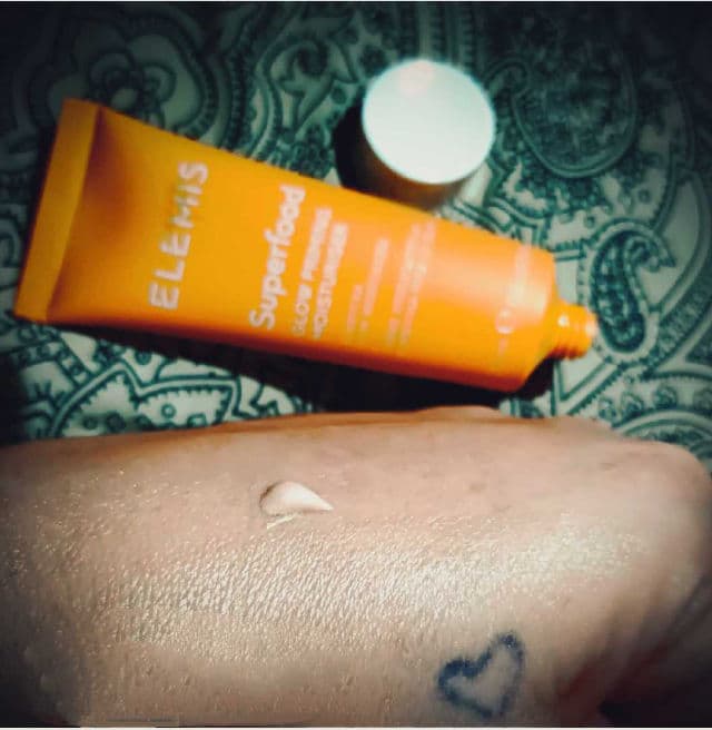 Elemis Superfood Glow Priming Moisturiser review photo by 13Desing