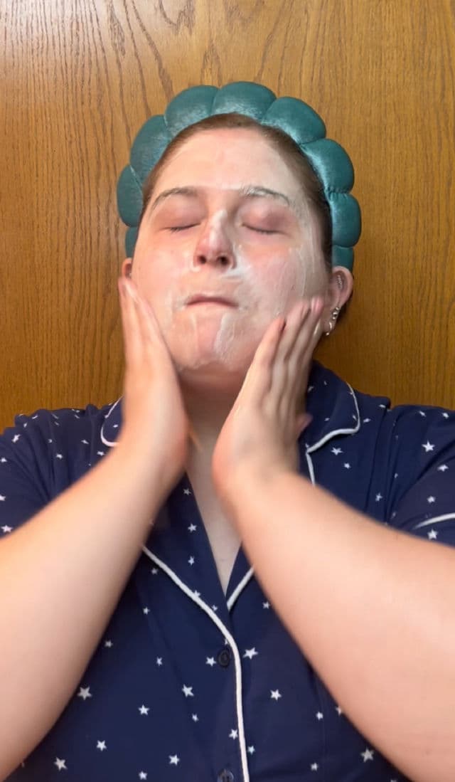 Hyggee pH Hyaluron Gel Cleanser review photo by MeaningInMakeup