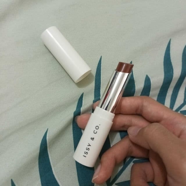 Issy & Co. Solar Balm SPF30 PA+++ in Slick (Glow Finish) review photo by Avrelayne