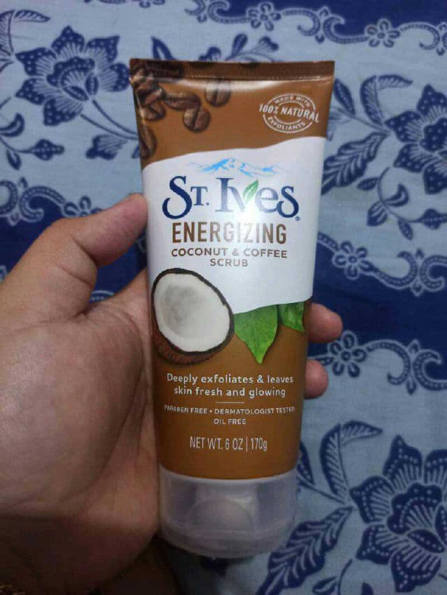 St. Ives Energizing Coconut & Coffee Face Scrub review photo by AisyahraniGinting