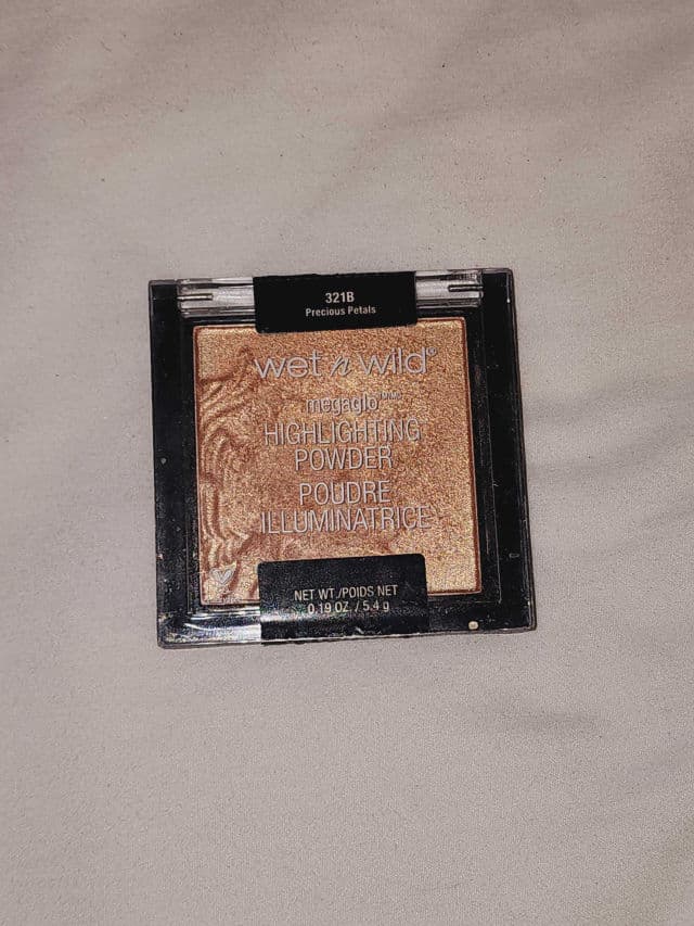 Wet N Wild Megaglo Highlighting Powder - Precious Petals review photo by EnxhiB