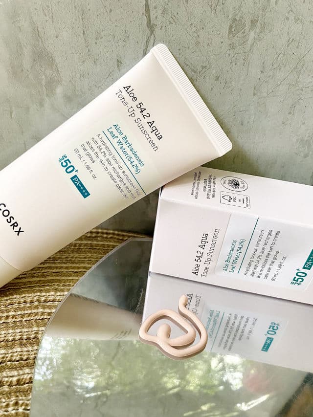 COSRX Aloe 54.2 Aqua Tone-up Sunscreen SPF50+ PA++++ review photo by Yenxgg
