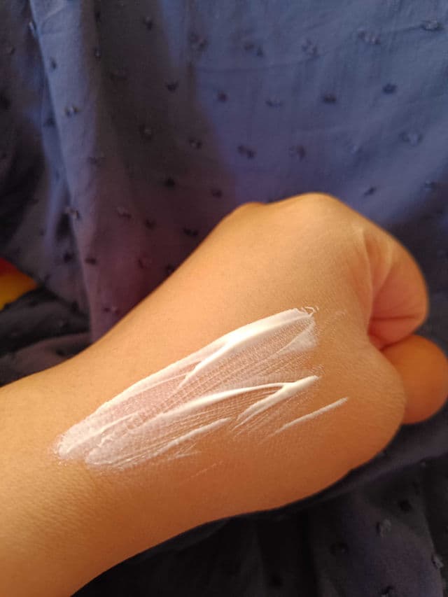 Belo Essentials SunExpert Dewy Essence Sunscreen SPF50 PA++++ review photo by BGTN