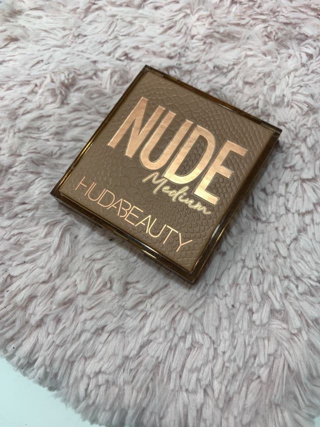Huda Beauty Nude Obsession Eyeshadow Palette Light review photo by TasTheStuff