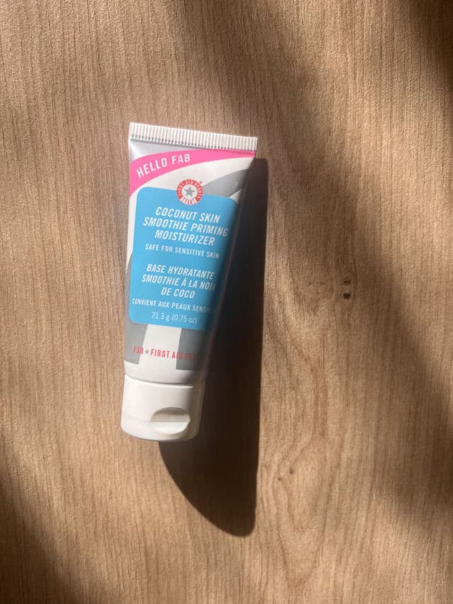 First Aid Beauty Hello Fab Coconut Skin Smoothie Priming Moisturizer review photo by ginandskin