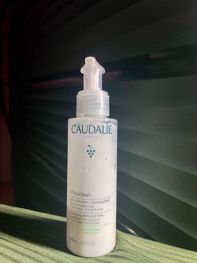 Caudalie Paris Vinoclean Gentle Cleansing Almond Milk review photo by SkincarebyCyshaa