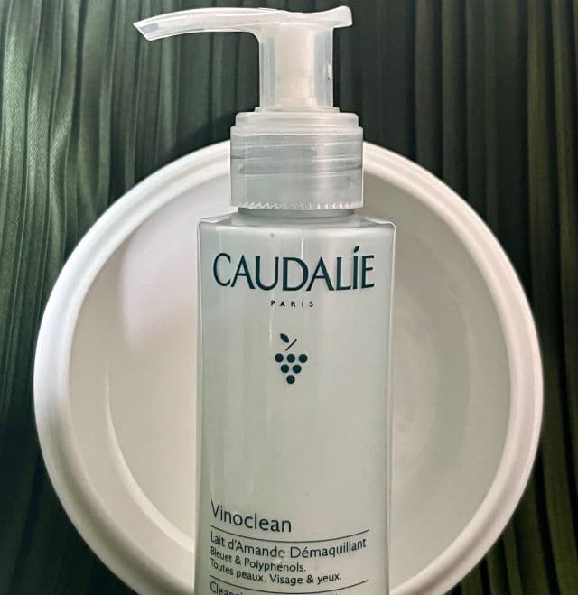 Caudalie Paris Vinoclean Gentle Cleansing Almond Milk review photo by SkincarebyCyshaa