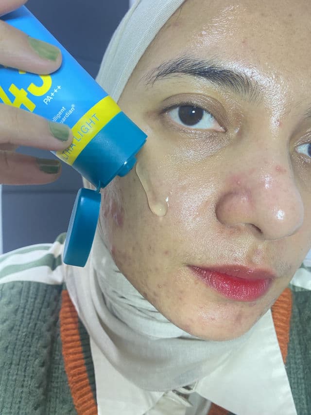 AMATERASUN Transparent Sunscreen Moisturizer SPF40 PA+++ review photo by intandwitaa