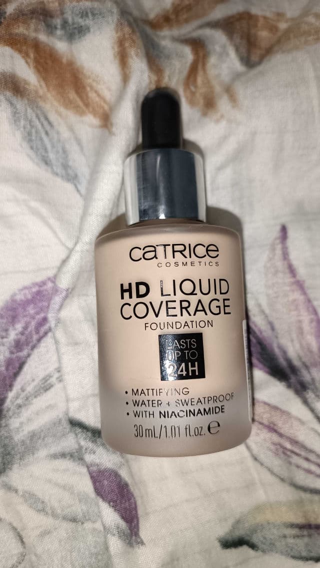 Catrice 002 Porcelain review photo by Aifareview
