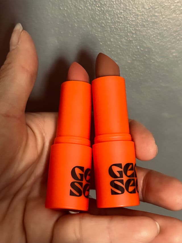 Gen See Pick Me Up Lip Matte Lipstick - Irène 01 True Red review photo by TerriC