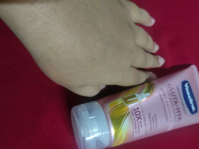Vaseline Healthy Bright Gluta-Hya Serum Burst Lotion Dewy Radiance review photo by yummeizynn