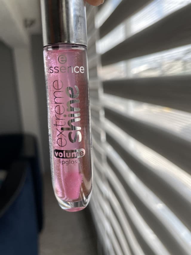 Essence Extreme Shine Volume Lipgloss 102 Sweet Dreams review photo by simplyhenna