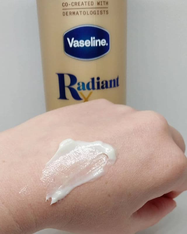 Vaseline Radiant Even Tone Nourishing Body Lotion review photo by FluffyBunnyWarrior