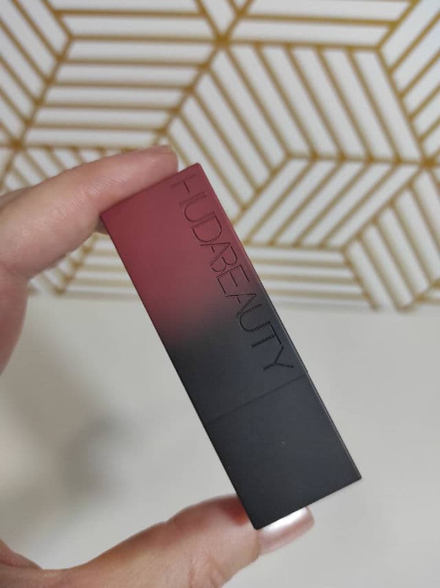 Huda Beauty Power Bullet Matte Lipstick review photo by Mariasta