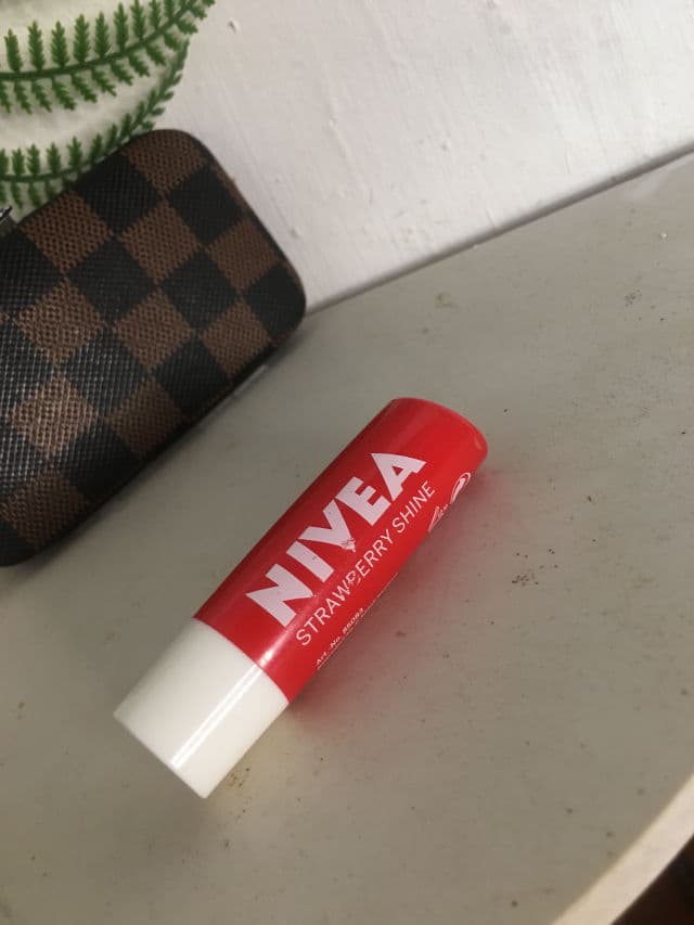 Nivea Strawberry Shine Lip Balm review photo by NoviSaputra
