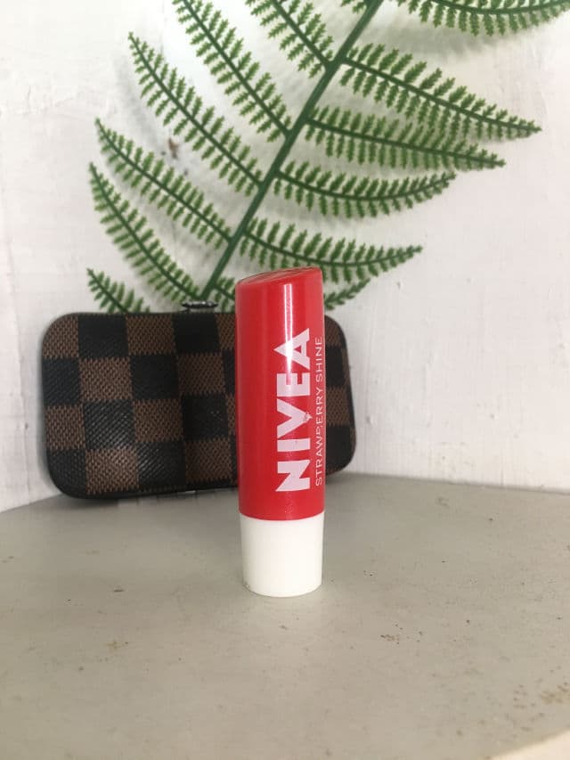 Nivea Strawberry Shine Lip Balm review photo by NoviSaputra