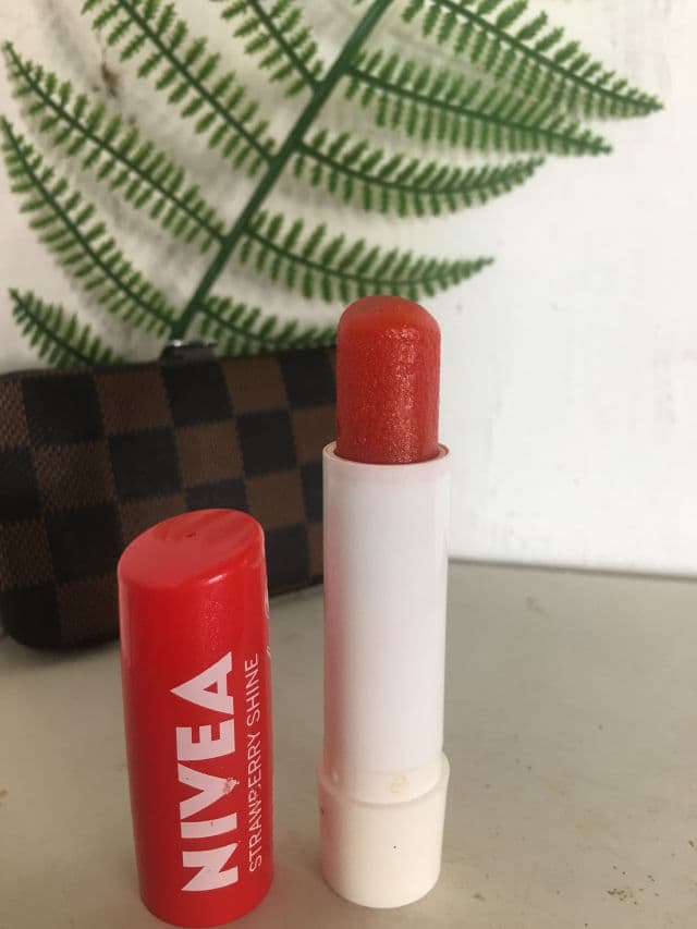 Nivea Strawberry Shine Lip Balm review photo by NoviSaputra