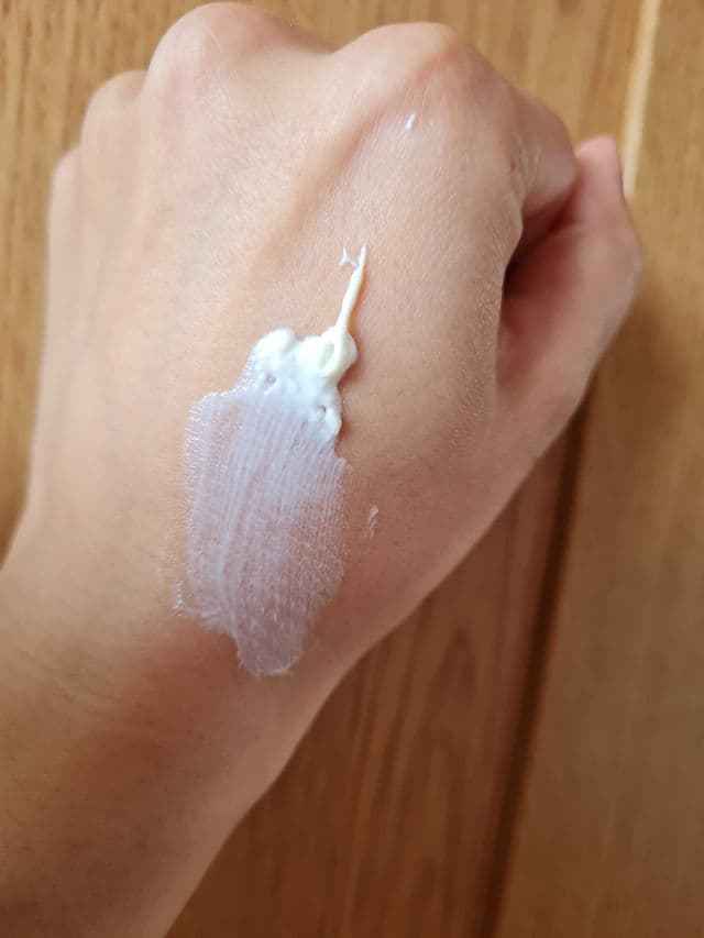 TIAM My Signature Vita Red Sunscreen SPF50+ PA+++ review photo by Bebita