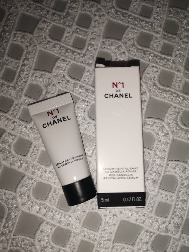 Chanel N°1 De Chanel Red Camellia Revitalizing Serum review photo by lauryte