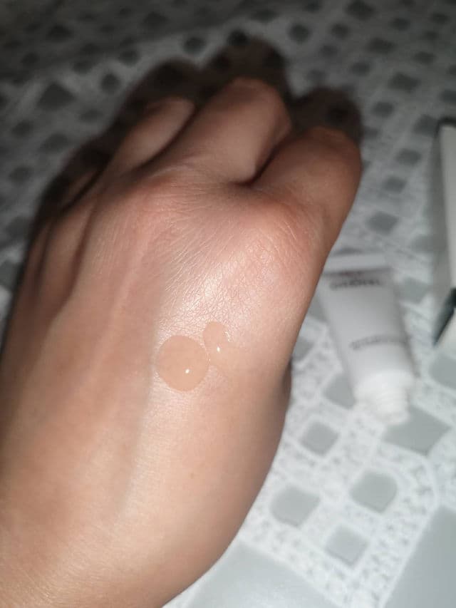 Chanel N°1 De Chanel Red Camellia Revitalizing Serum review photo by lauryte
