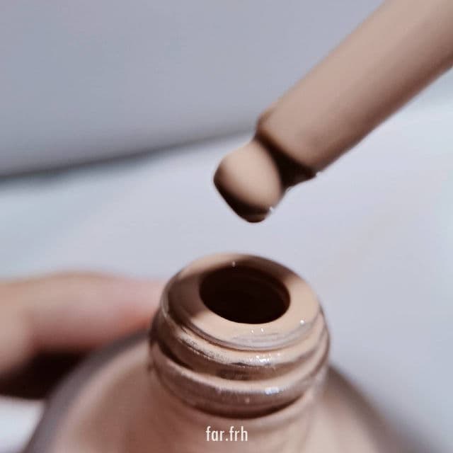 Catrice 002 Porcelain review photo by Farahfrh