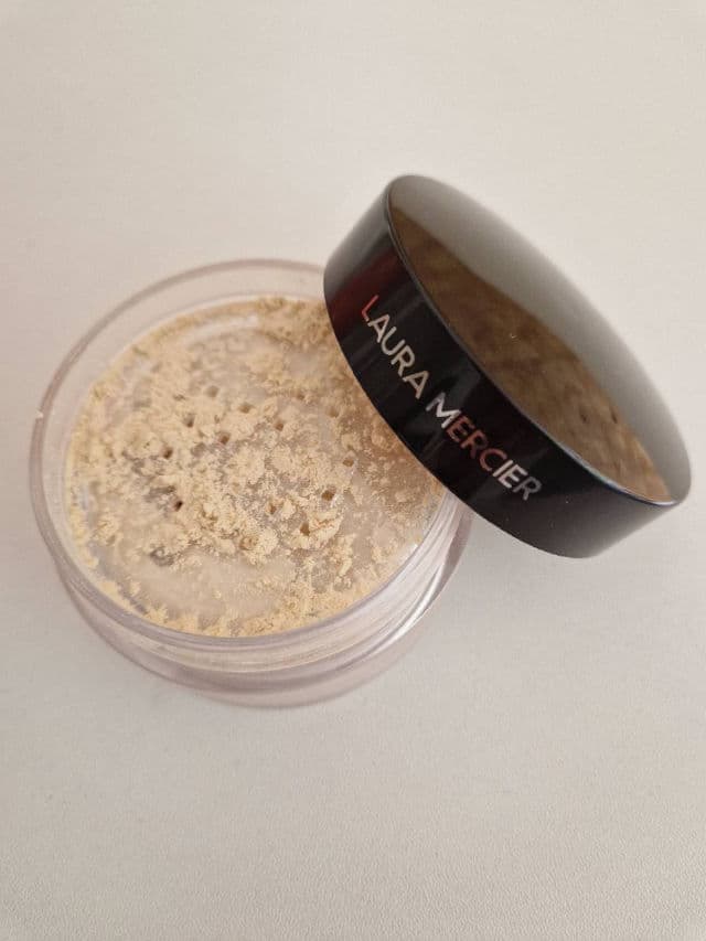 Laura Mercier Translucent Loose Setting Powder - Glow review photo by Iwona1