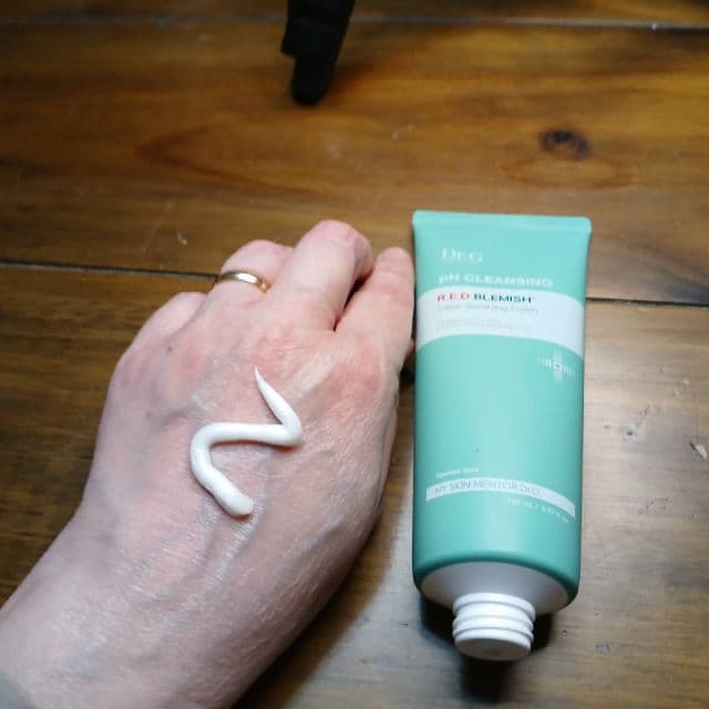 DR.G pH Cleansing Red Blemish Clear Soothing Foam review photo by Jolivares1717