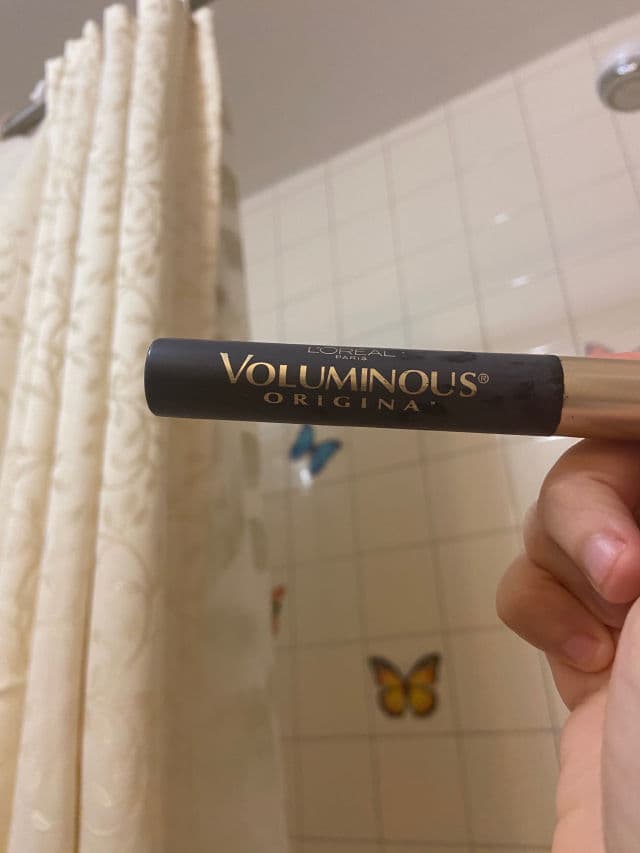 L'Oreal Paris Voluminous Carbon Black Waterproof Mascara review photo by monikalovesuu93