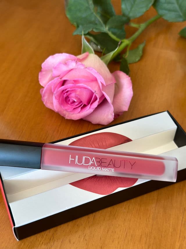 Huda Beauty Liquid Matte Ultra-Comfort Transfer-Proof Lipstick - Icon review photo by Timira