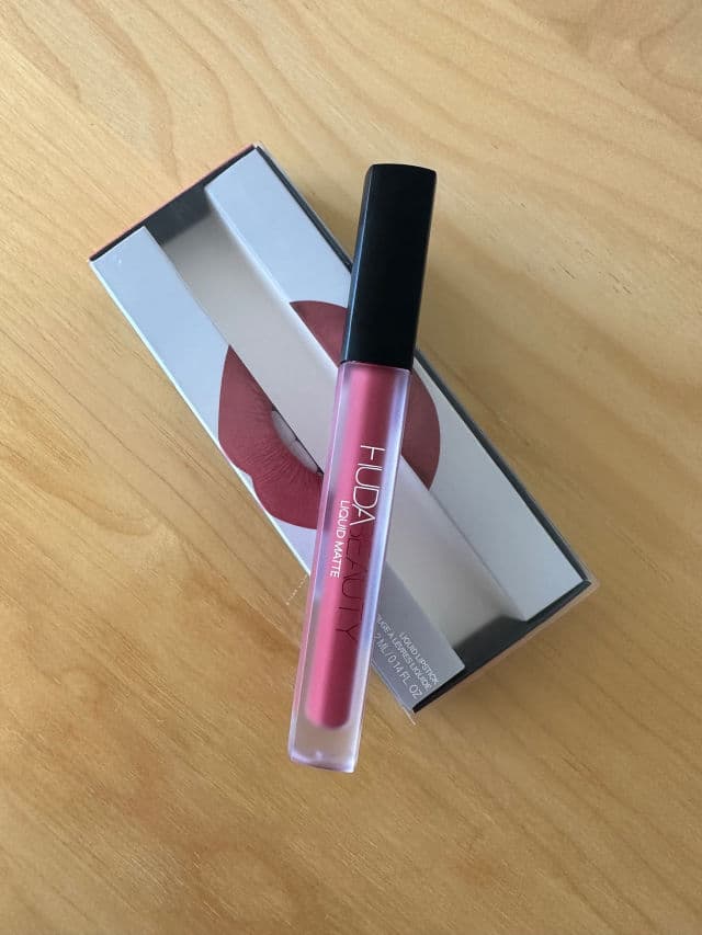 Huda Beauty Liquid Matte Ultra-Comfort Transfer-Proof Lipstick - Icon review photo by Timira