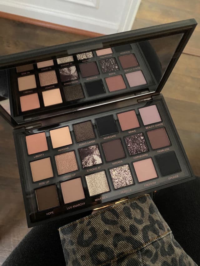 Huda Beauty Pretty Grunge Eyeshadow Palette review photo by lucytsai