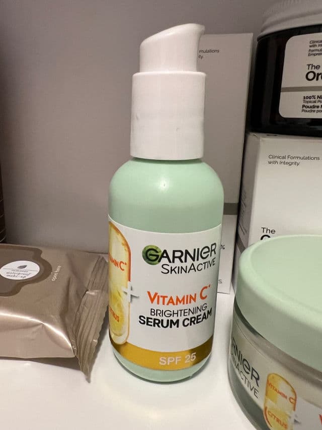 Garnier SkinActive Vitamin C 2in1 Brightening Serum Cream SPF 25 review photo by Lerouxni