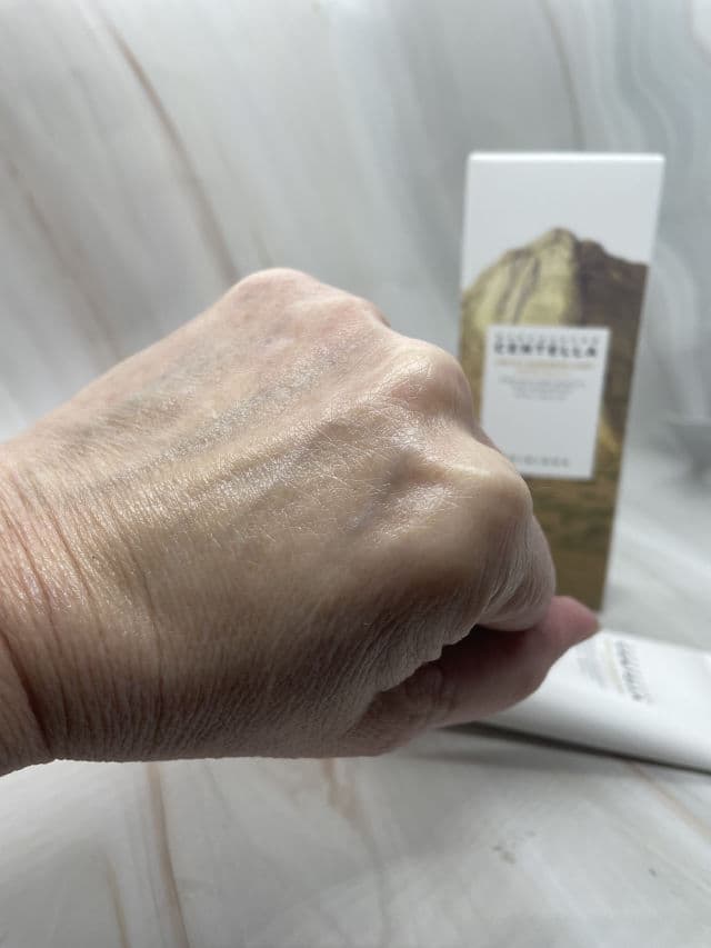 SKIN1004 Madagascar Centella Air-Fit Suncream Light SPF30 PA++++ review photo by Sharonspendstoomuch