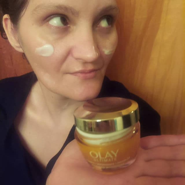 Olay Ultimate Vitamin C + Antioxidants + Peptide 24 Hydrating Moisturizer review photo by laughter