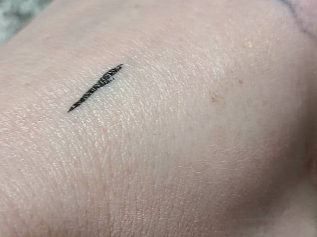 MACQUEEN Waterproof Pen Eyeliner review photo by AnnaSassin