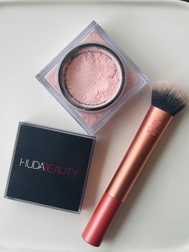 Huda Beauty Easy Bake Loose Powder review photo by Moerv