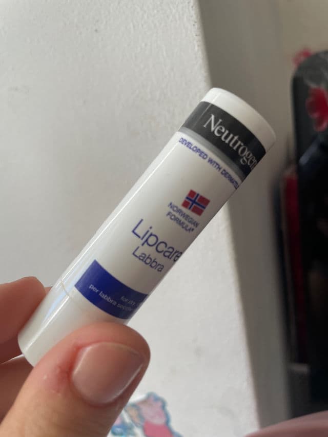 Neutrogena Norwegian Formula Lip Moisturizer with SPF 15 review photo by Oliivia