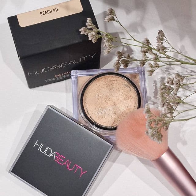 Huda Beauty Easy Bake Loose Powder review photo by LoreLorena
