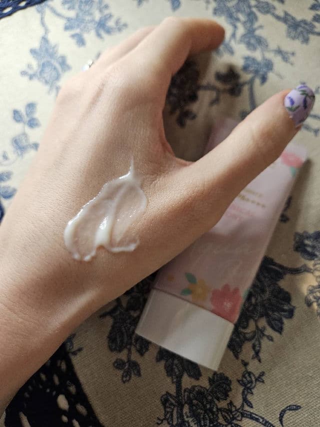 Biore UV Aqua Rich Watery Essence Botanical Peony SPF50+ PA++++ review photo by hades47
