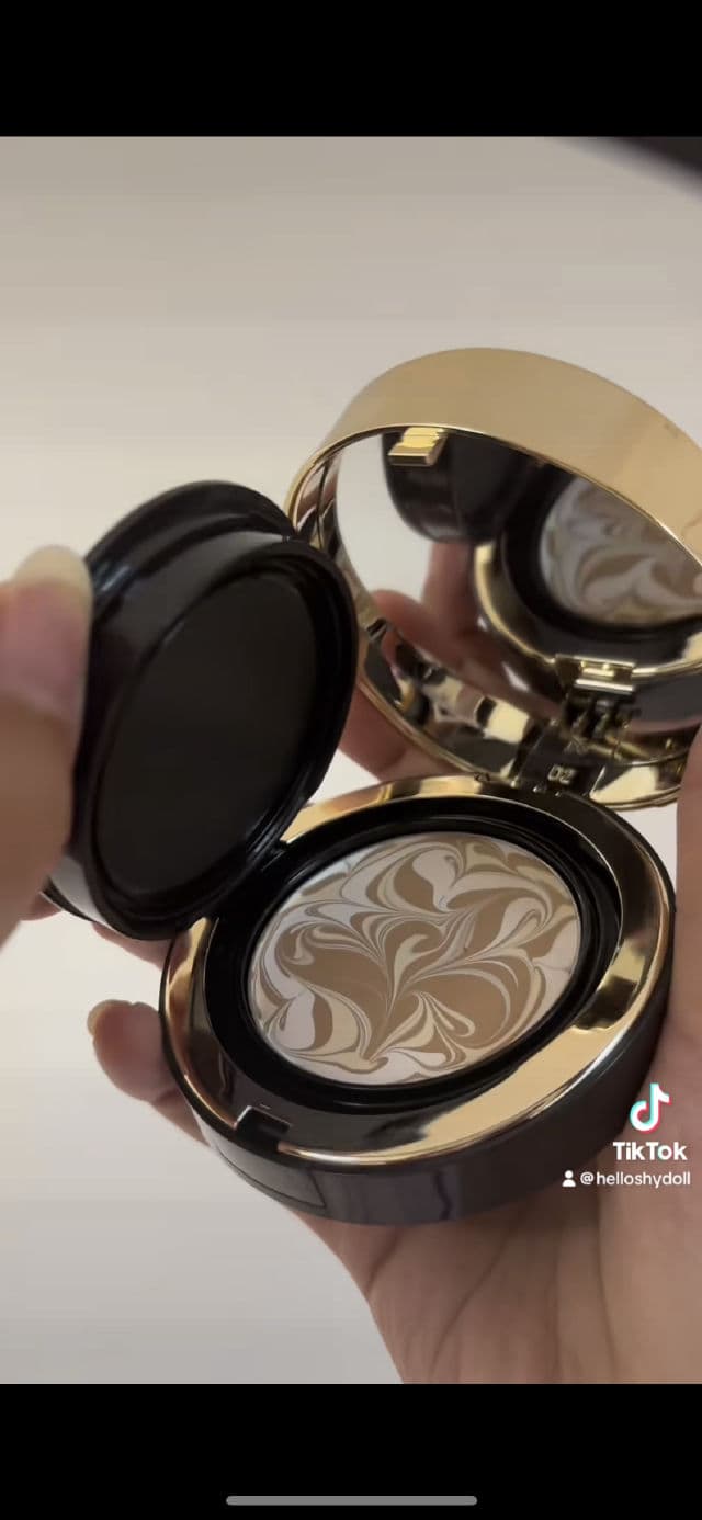 AGE 20’s Signature Essence Sunscreen BB & CC Cream SPF50+ review photo by SafaAli