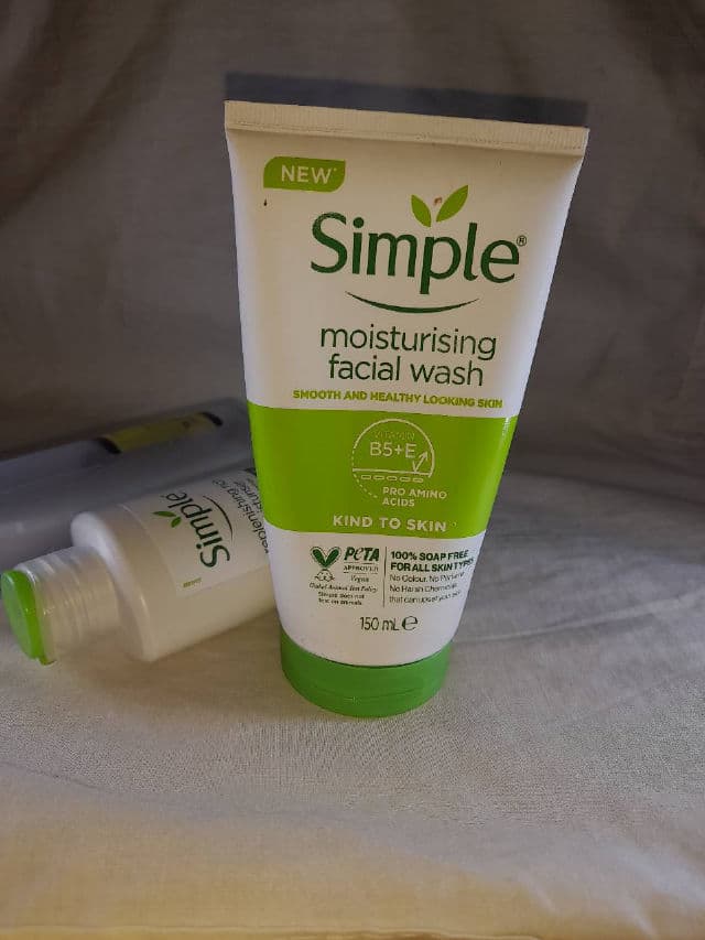 Simple Kind to Skin Moisturising Face Wash with Vitamin B5+E review photo by myskinventure