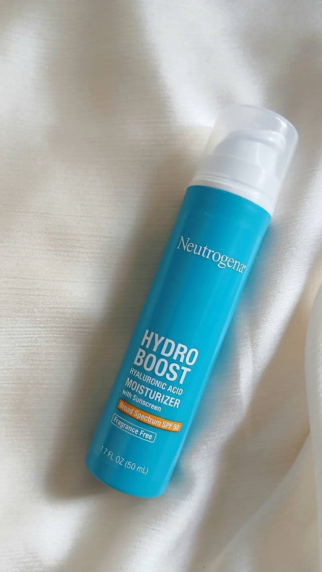 Neutrogena Hydro Boost Hyaluronic Acid Moisturizer SPF 50 review photo by tatiross89