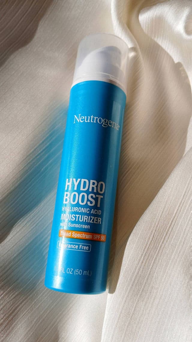 Neutrogena Hydro Boost Hyaluronic Acid Moisturizer SPF 50 review photo by tatiross89