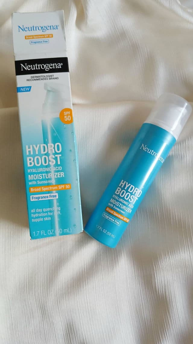 Neutrogena Hydro Boost Hyaluronic Acid Moisturizer SPF 50 review photo by tatiross89
