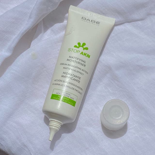 Babe Laboratorios STOP AKN Mattifying Moisturiser review photo by Fernelys De la Rosa 